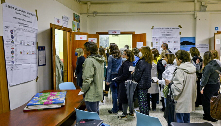 Ιταλοί ψηφοφόροι έξω από εκλογικό τμήμα © EPA/CIRO FUSCO