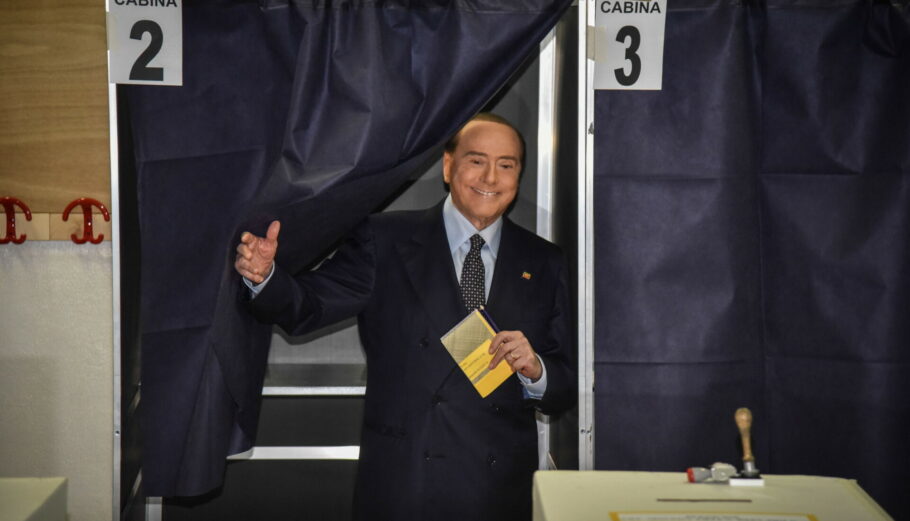 Ο Σίλβιο Μπερλουσκόνι ψηφίζει στις ιταλικές εκλογές © EPA/MATTEO CORNER