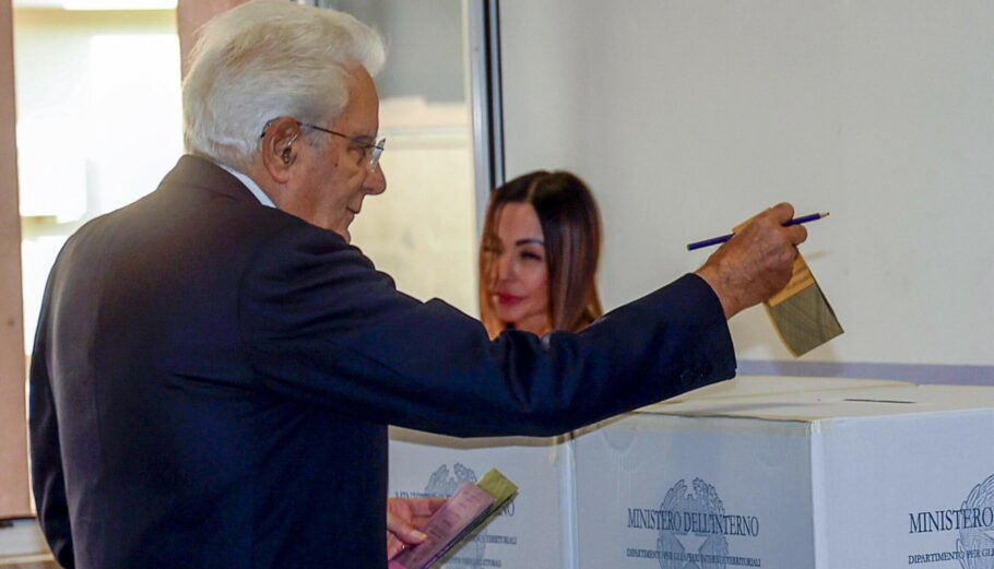 Ο Ιταλός προέδρος Σέρτζιο Ματαρέλα στο εκλογικό τμήμα © EPA/IGOR PETYX