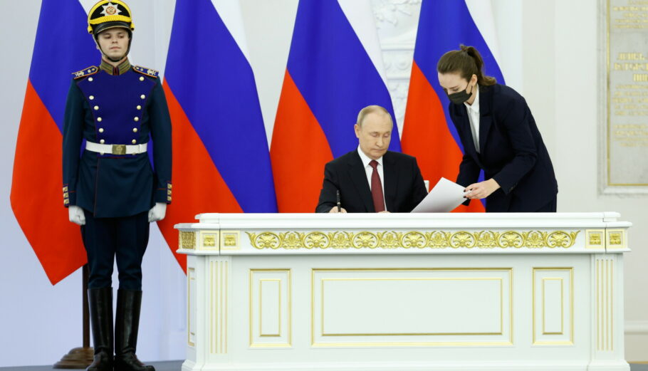 Ο Β. Πούτιν υπογράφει την προσάρτηση ουκρανικών περιοχών © EPA/DMITRY ASTAKHOV