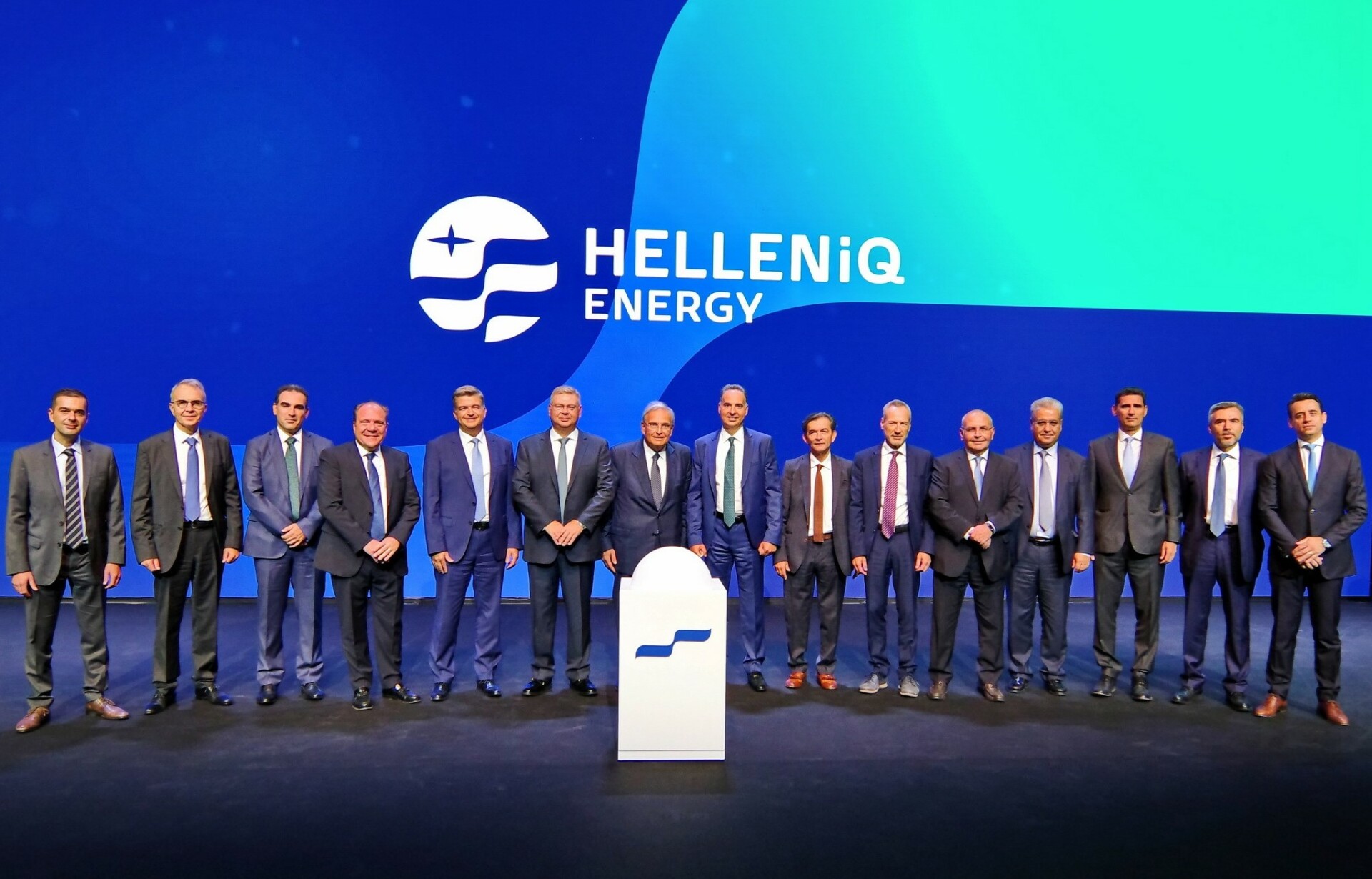 3: Στο μέσον ο Πρόεδρος του ΔΣ κ. Γιάννης Παπαθανασίου και ο CEO κ. Ανδρέας Σιάμισιης, πλαισιωμένοι από τη Διοικητική ομάδα της HELLENiQ ENERGY © ΔΤ