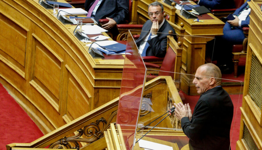 Ο Χρ. Σταϊκούρας και ο Γ. Βαρουφάκης στη Βουλή © Eurokinissi