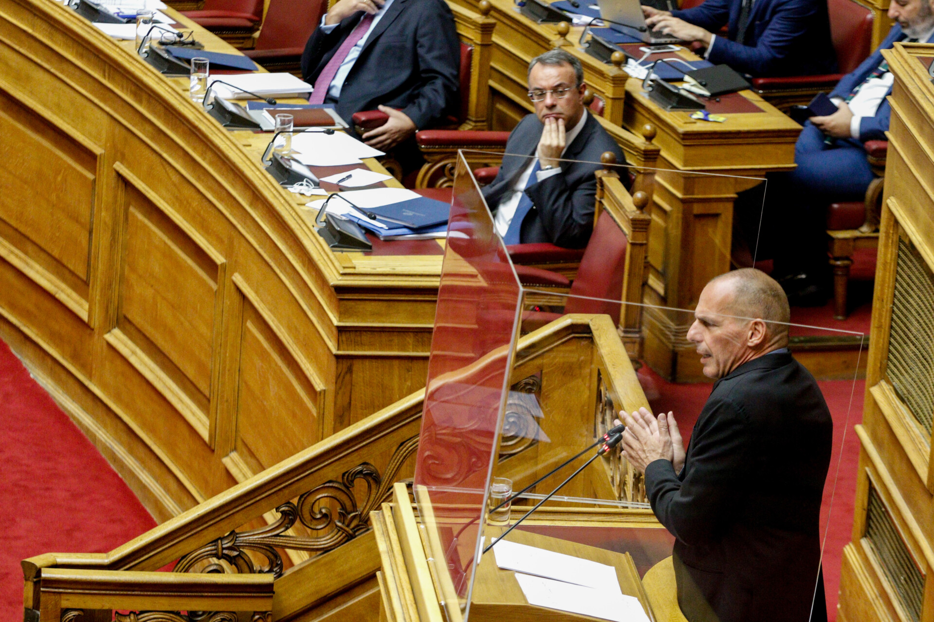 Ο Χρ. Σταϊκούρας και ο Γ. Βαρουφάκης στη Βουλή © Eurokinissi