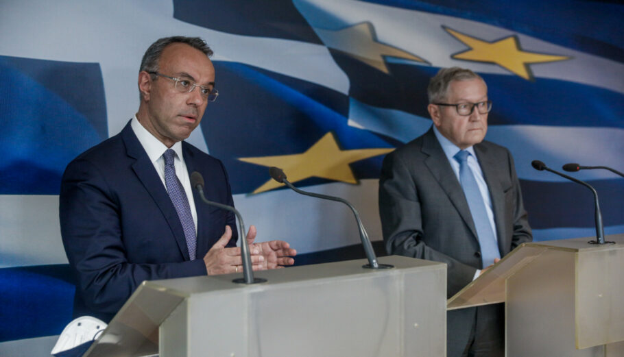 Ο Υπουργός Οικονομικών Χρήστος Σταϊκούρας με τον Εκτελεστικό Διευθυντή του Ευρωπαϊκού Μηχανισμού Σταθερότητας Klaus Regling © (ΓΙΩΡΓΟΣ ΚΟΝΤΑΡΙΝΗΣ/EUROKINISSI)