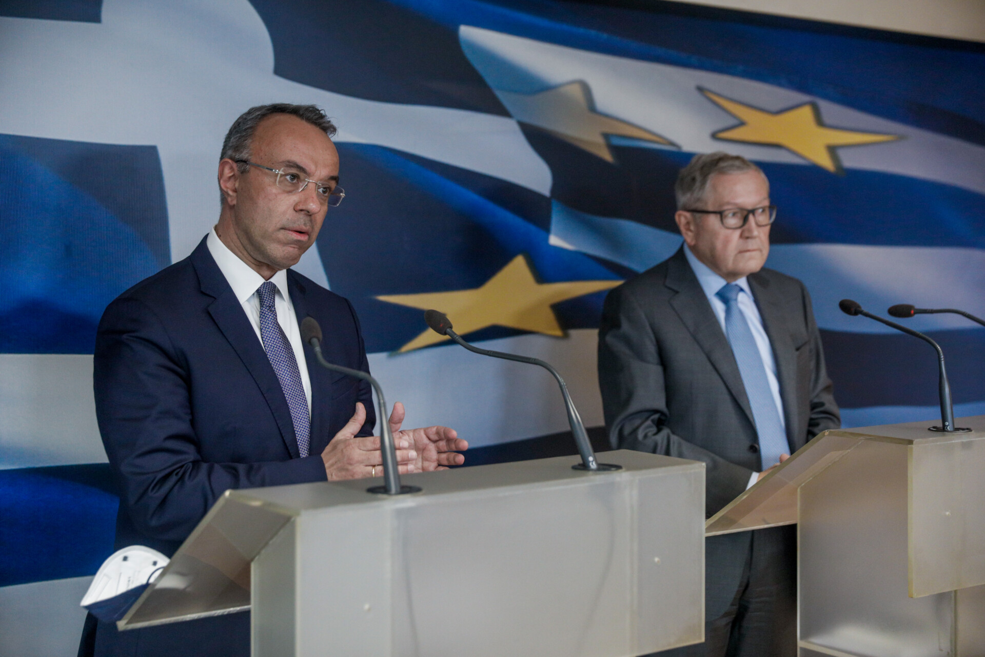 Ο Υπουργός Οικονομικών Χρήστος Σταϊκούρας με τον Εκτελεστικό Διευθυντή του Ευρωπαϊκού Μηχανισμού Σταθερότητας Klaus Regling © (ΓΙΩΡΓΟΣ ΚΟΝΤΑΡΙΝΗΣ/EUROKINISSI)