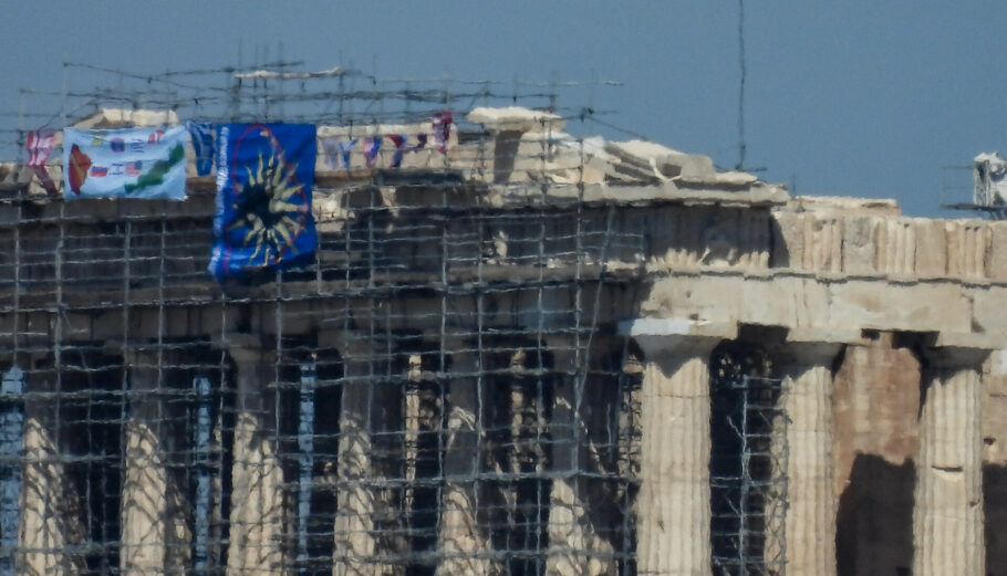 Άνδρας σκαρφάλωσε από σκαλωσιά στον Παρθενώνα και κρέμασε σημαίες © Eurokinissi