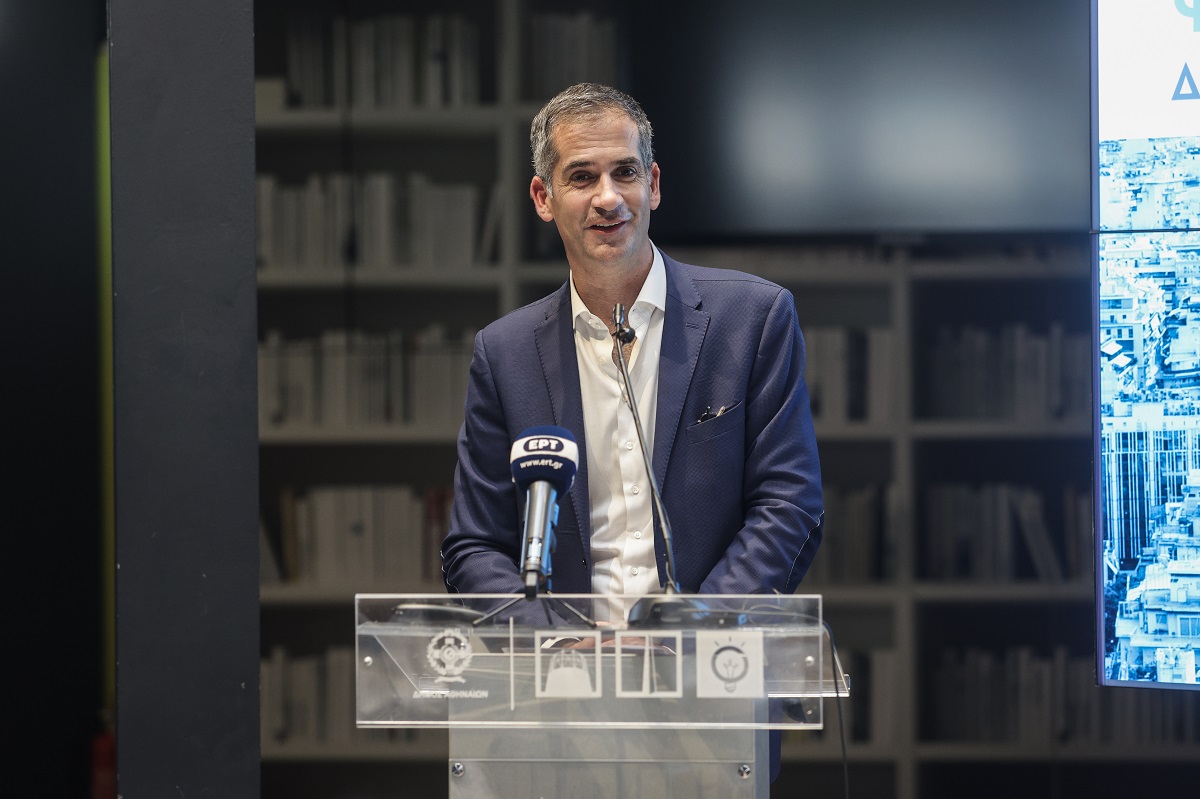 Βράβευση Ζελένσκι από τον Μπακογιάννη στο Athens Democracy Forum