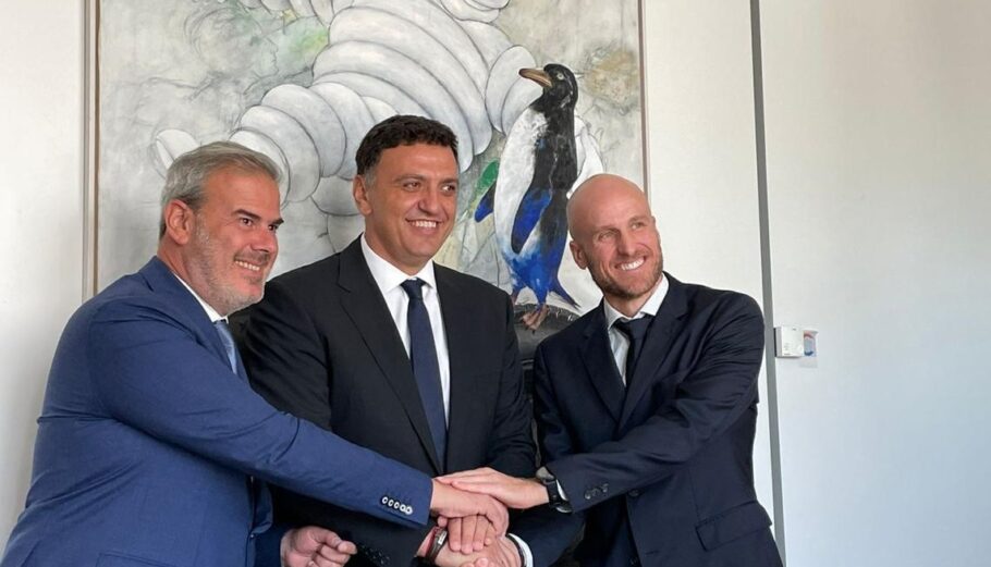 Ο Υπουργός Τουρισμού, Βασίλης Κικίλιας, με τον ΓΓ του ΕΟΤ, Δ. Φραγκάκη, και τον Διευθυντή Ευρώπης του τμήματος Michelin Experiences, Tommy Maussin, αμέσως μετά την υπογραφή της συμφωνίας ©Υπ. Τουρισμού