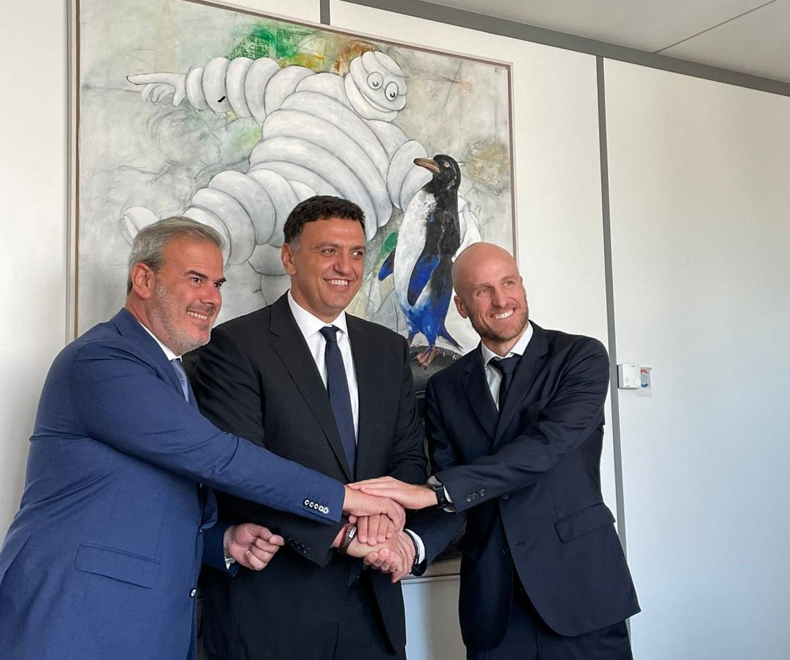 Ο Υπουργός Τουρισμού, Βασίλης Κικίλιας, με τον ΓΓ του ΕΟΤ, Δ. Φραγκάκη, και τον Διευθυντή Ευρώπης του τμήματος Michelin Experiences, Tommy Maussin, αμέσως μετά την υπογραφή της συμφωνίας ©Υπ. Τουρισμού