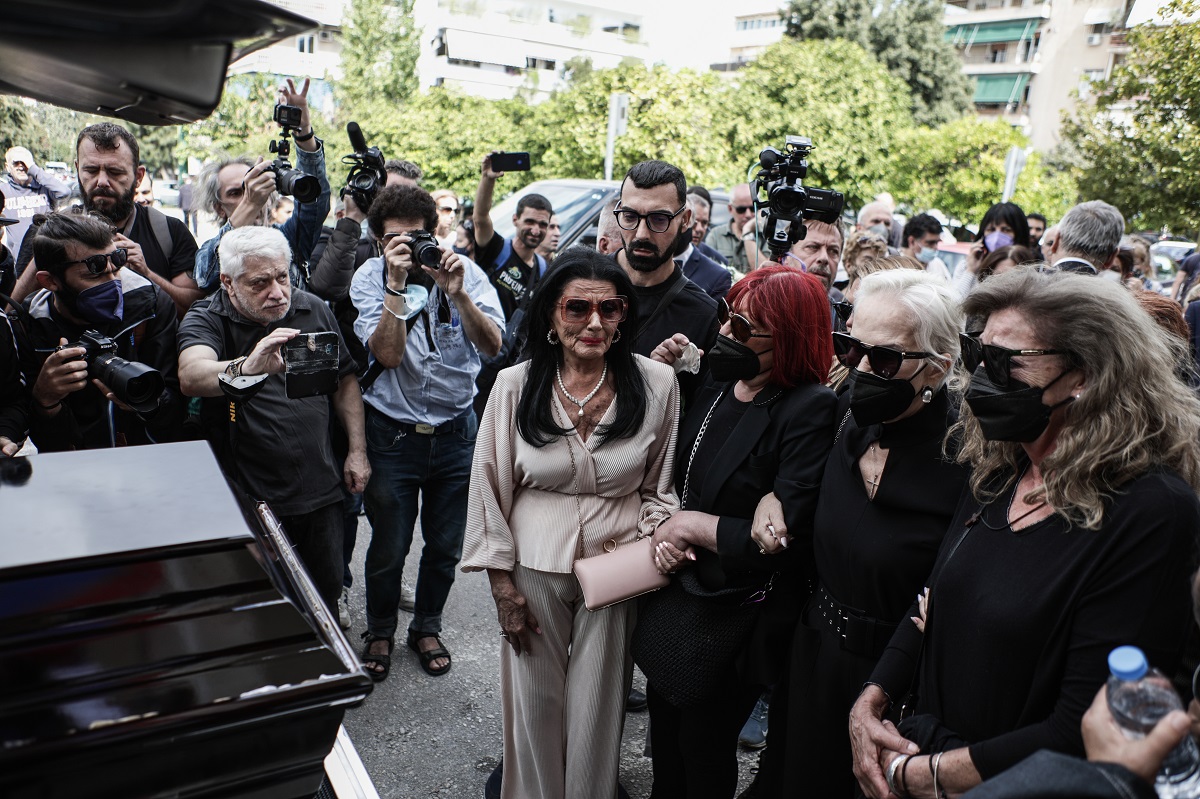 Θλίψη και συγκίνηση στην κηδεία της Μάρθας Καραγιάννη