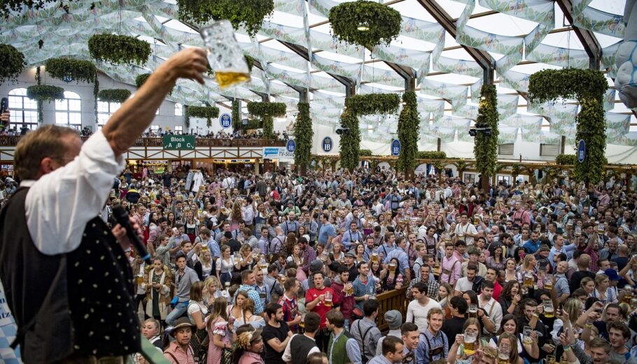 Το Oktoberfest, το φημισμένο φεστιβάλ μπύρας της Γερμανίας ©EPA/CHRISTIAN