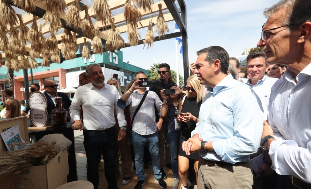 Περιοδεία Τσίπρα στα περίπτερα της ΔΕΘ