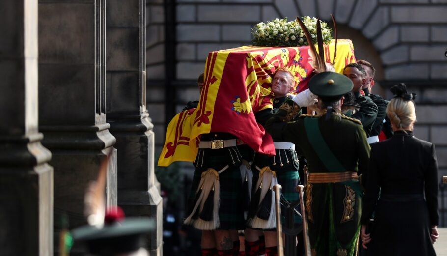 Η σορός της βασίλισσας Ελισάβετ © EPA/NUNO VEIGA