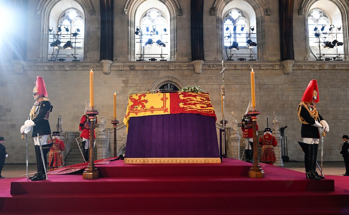 Η σορός της βασίλισσας Ελισάβετ © EPA/UK PARLIAMENT/JESSICA TAYLOR HANDOUT -- MANDATORY CREDIT: UK PARLIAMENT/JESSICA TAYLOR