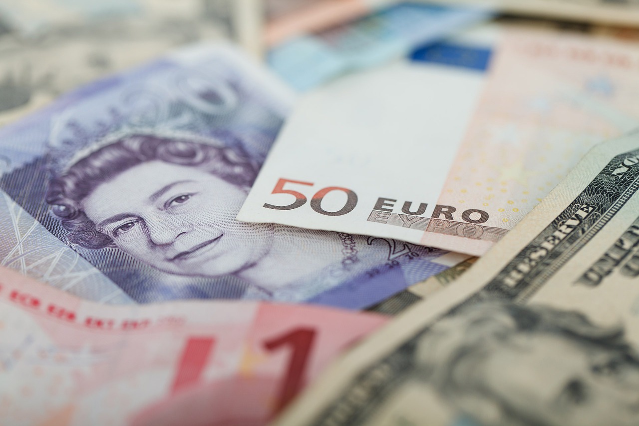 Στερλίνα, δολάρια, ευρώ © Pixabay