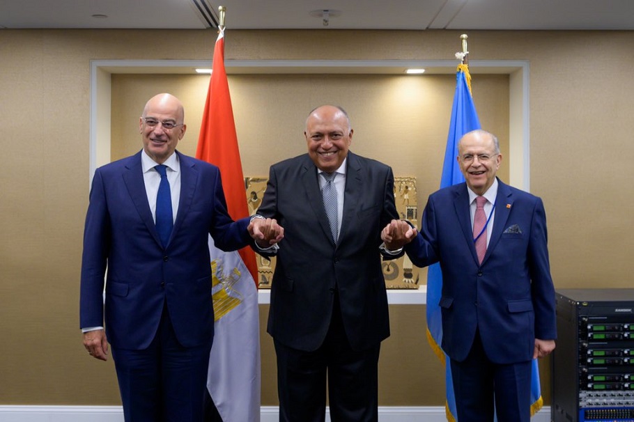 Ο Νίκος Δένδιας με τους ομολόγους του Σάμεχ Σούκρι και Ιωάννη Κασουλίδη©/twitter.com/NikosDendias/status/1572329847887888384/photo/2