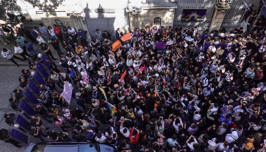 Διαδηλώσεις για την Μαχσά Αμινί στο Ιράν © EPA/WAEL HAMZEHEPA/ERDEM SAHIN