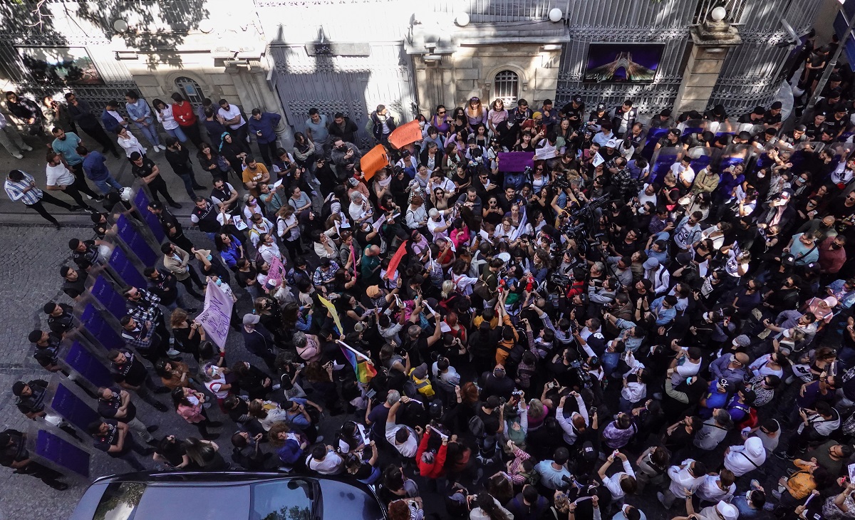 Διαδηλώσεις για την Μαχσά Αμινί στο Ιράν © EPA/WAEL HAMZEHEPA/ERDEM SAHIN