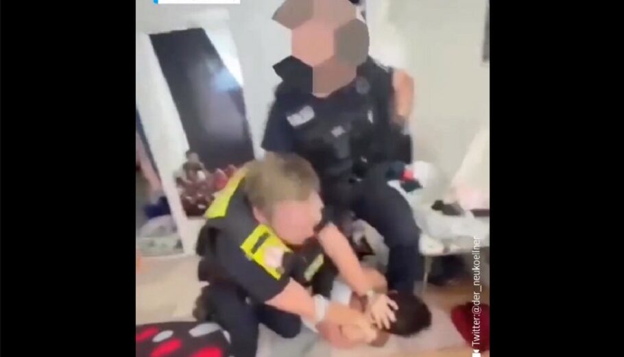 Αστυνομικοί προσπαθούν να ακινητοποιήσουν έναν άνδρα προκειμένου να του περάσουν χειροπέδες © twitter