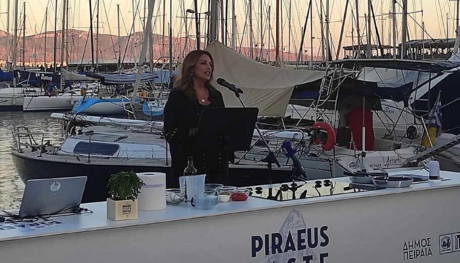 Η Πρόεδρος του ΕΟΤ, Άντζελα Γκερέκου, απευθύνει χαιρετισμό στην έναρξη του 1ου Piraeus Taste Festival ©ΔΤ
