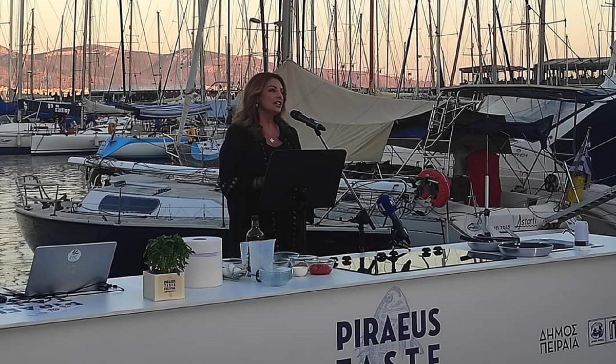 Η Πρόεδρος του ΕΟΤ, Άντζελα Γκερέκου, απευθύνει χαιρετισμό στην έναρξη του 1ου Piraeus Taste Festival ©ΔΤ