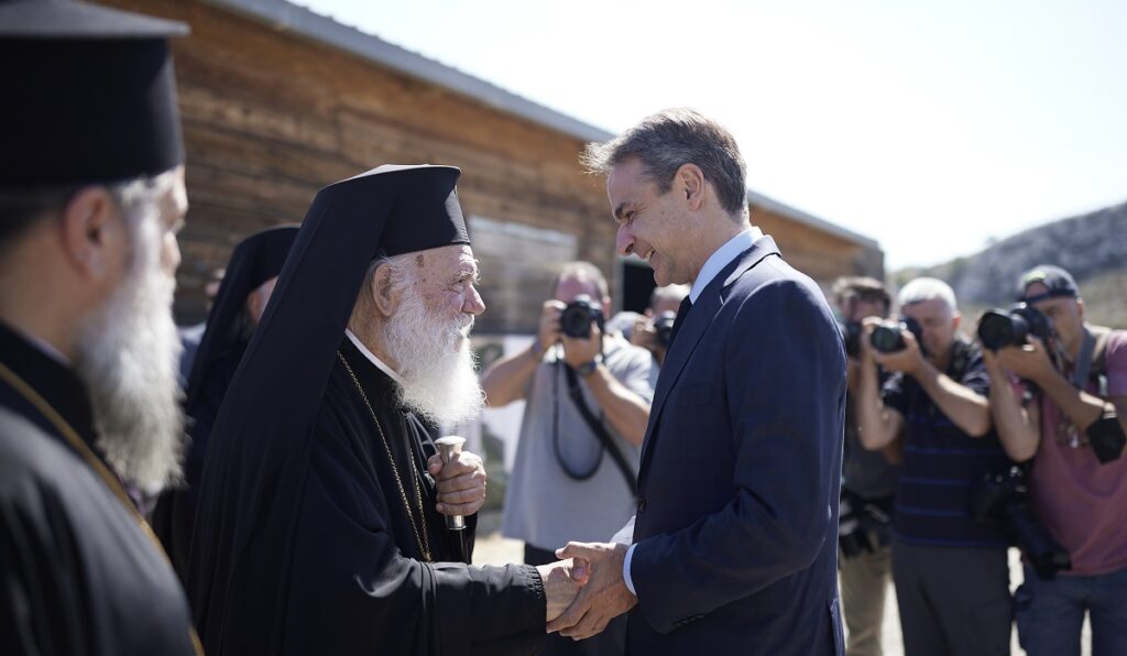 Ο Πρωθυπουργός Κυριάκος Μητσοτάκης και ο Αρχιεπίσκοπος Αθηνών και πάσης Ελλάδος © ΑΠΕ- ΜΠΕ ΓΡΑΦΕΙΟ ΤΥΠΟΥ ΠΡΩΘΥΠΟΥΡΓΟΥ/ΔΗΜΗΤΡΗΣ ΠΑΠΑΜΗΤΣΟΣ