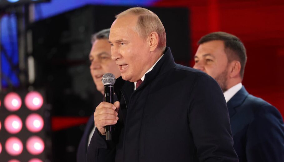Ο Βλ. Πούτιν στην εκδήλωση που διοργάνωσε στην Κόκκινη Πλατεία για την προσάρτηση των ουκρανικών περιοχών ©EPA/SERGEI KARPUKHIN