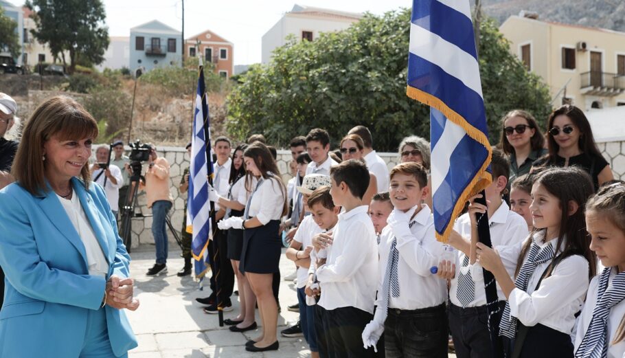 Η Πρόεδρος της Δημοκρατίας Κατερίνα Σακελλαροπούλου παραβρέθηκε στις εκδηλώσεις που διοργανώνει στο Καστελλόριζο ο δήμος Μεγίστης για τον εορτασμό της 79ης Επετείου της Απελευθέρωσης του νησιού @ΑΠΕ-ΜΠΕΠΡΟΕΔΡΙΑ ΤΗΣ ΔΗΜΟΚΡΑΤΙΑΣ/ΘΟΔΩΡΗΣ ΜΑΝΩΛΟΠΟΥΛΟΣ