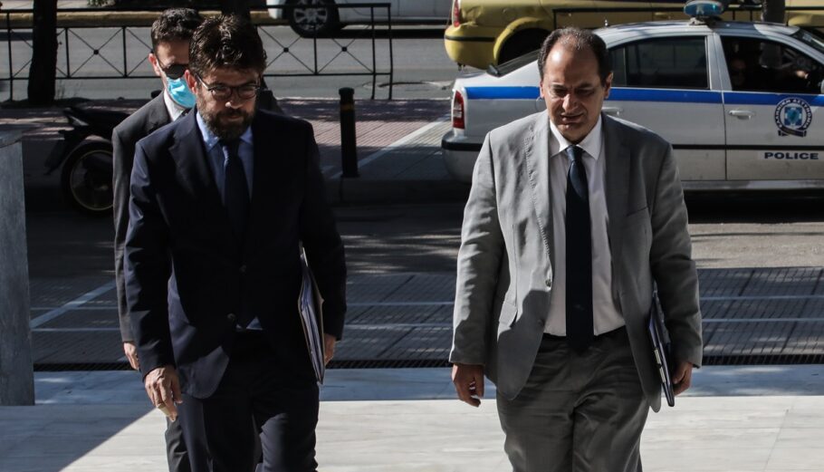 Οι πρώην υπουργοί Χρήστος Σπίρτζης, Μιχάλης Καλογήρου (νυν διευθυντής του γραφείου του προέδρου του ΣΥΡΙΖΑ - ΠΣ) και ο Γιώργος Σαρλής επικεφαλής του νομικού τμήματος του ΣΥΡΙΖΑ, στον Άρειο Πάγο @Eurokinissi