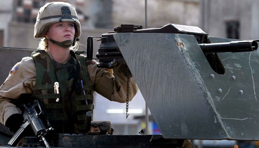 Γυναίκα στρατιώτης ©EPA PHOTO/EPA/KIM LUDBROOK EPA/KIM LUDBROOK