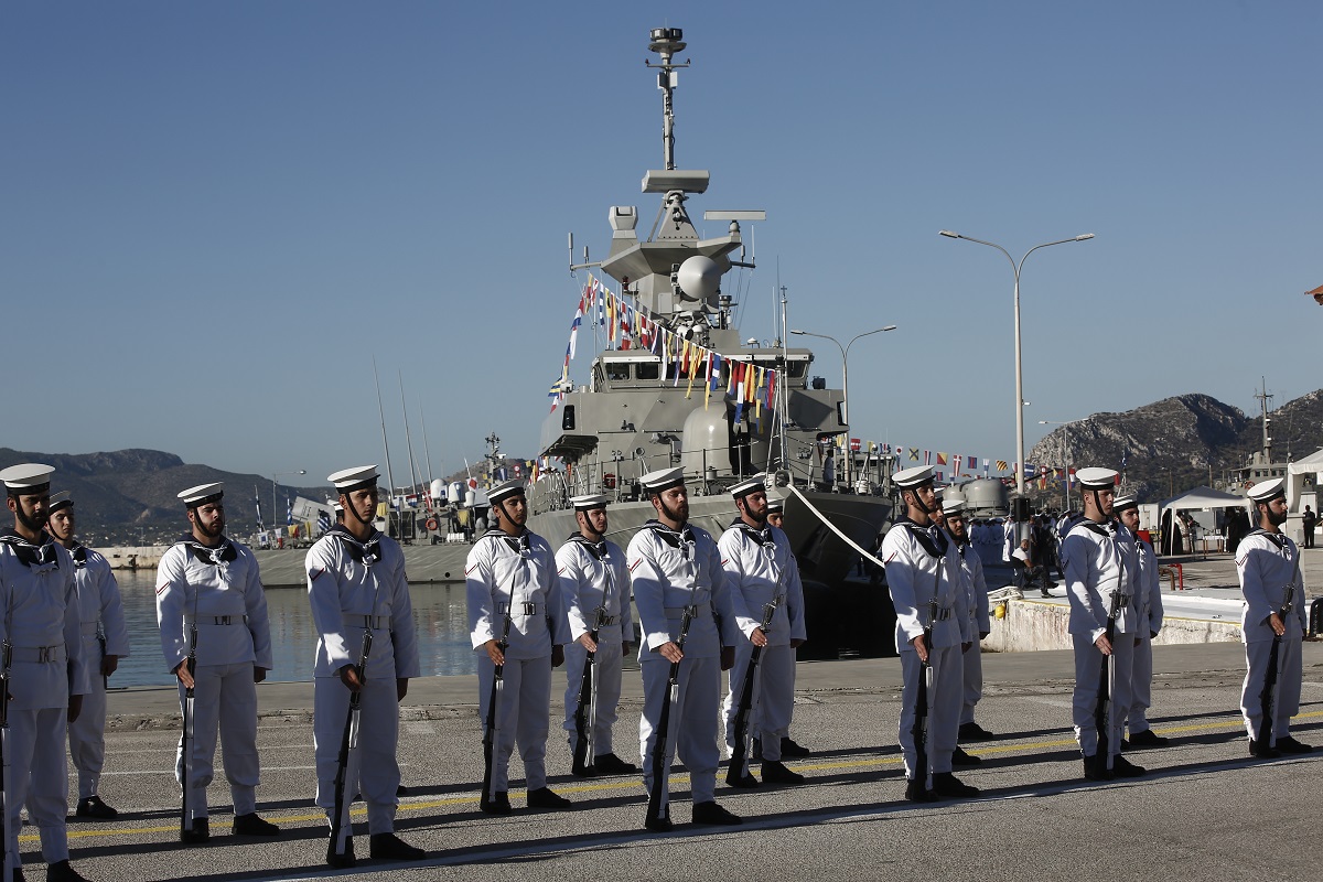 Άγημα του ναυτικού μπροστά από το πλοίο ταχέως περιπολικού κατευθυνόμενων βλημάτων "Υποπλοίαρχος Βλαχάκος" του Πολεμικού Ναυτικού είναι αγκυροβολημένο στον Σκαραμαγκά @ΑΠΕ