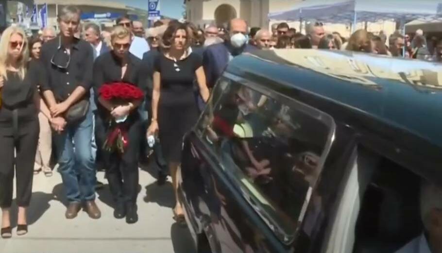 Με την Υπερμάχω, πλήθος κόσμου αποχαιρέτισε την Ειρήνη Παπά στο Χιλιομόδι Κορινθίας, όπου οδηγήθηκε στην τελευταία της κατοικία © YouTube