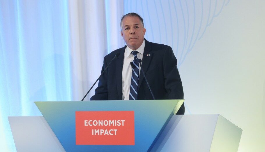 O Λεωνίδας Ραπτάκης Γερουσιαστής της πολιτείας του Ρόουντ Άιλαντ, πρόεδρος της Παγκόσμιας Διακοινοβουλευτικής Ένωσης (WHIA) μιλάει στο συνέδριο του Economist Impact© Economis