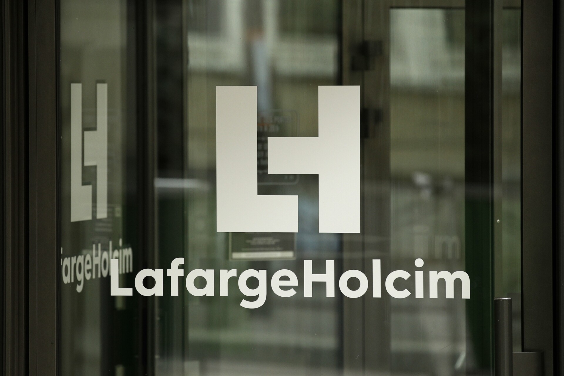 Lafarge © EPA/YOAN VALAT