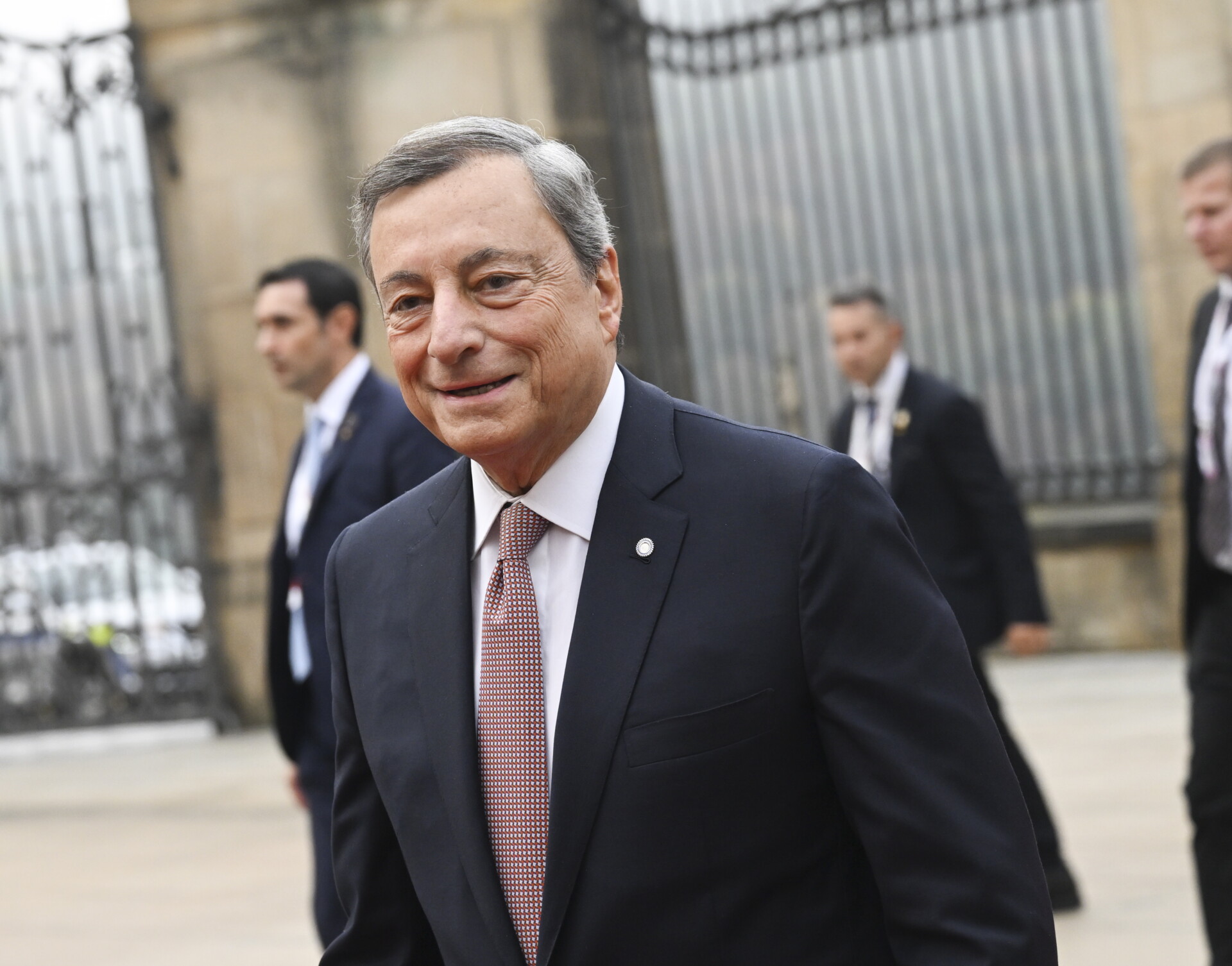 Politico: Τα “προβληματικά” σημεία της έκθεσης Ντράγκι