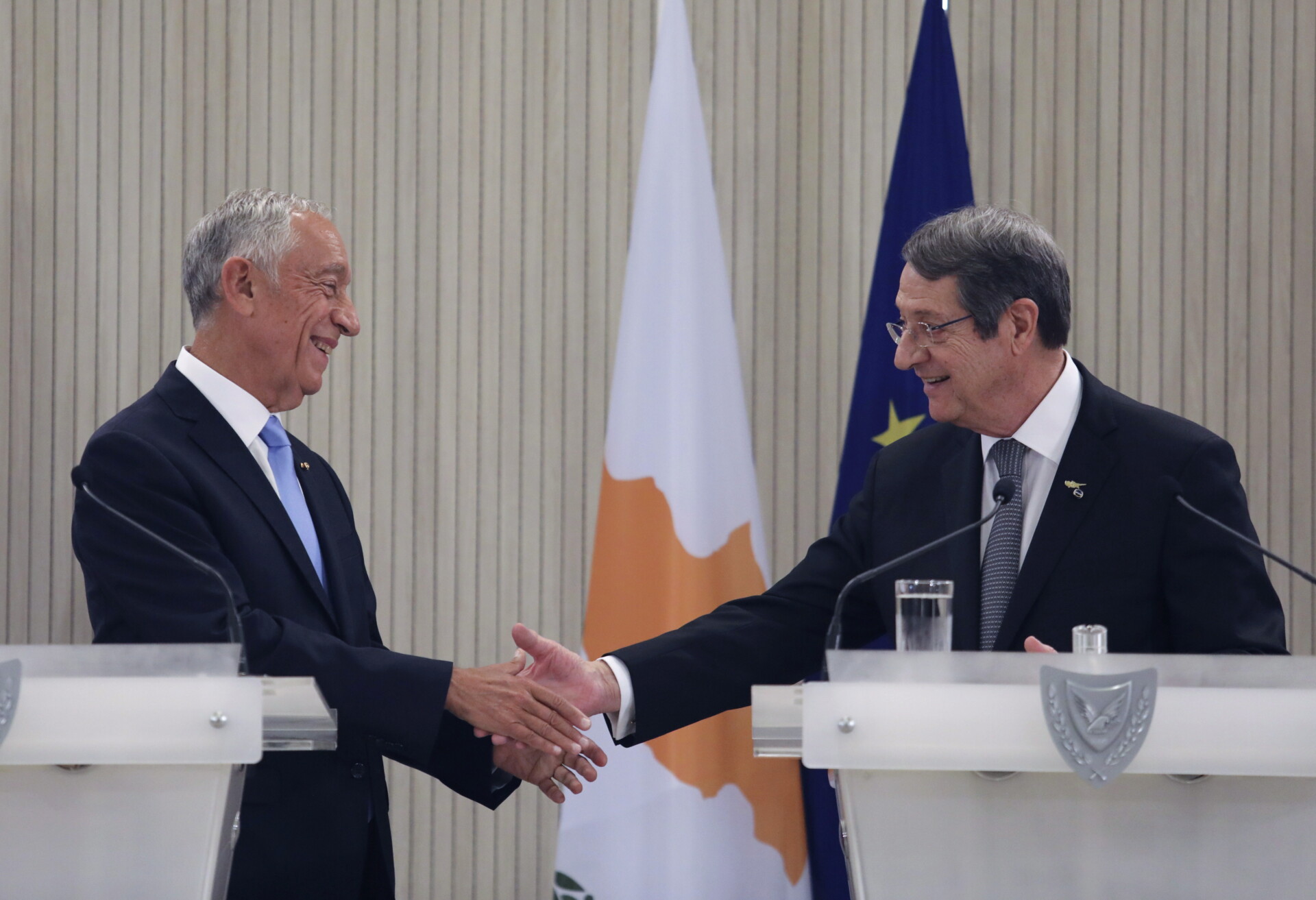 Ο πρόεδρος της Κυπριακής Δημοκρατίας, Νίκος Αναστασιάδης με τον πρόεδρο της Πορτογαλίας, Μαρσέλο Ρεμπέλο Ντε Σόουζα © EPA/YIANNIS KOURTOGLOU / POOL