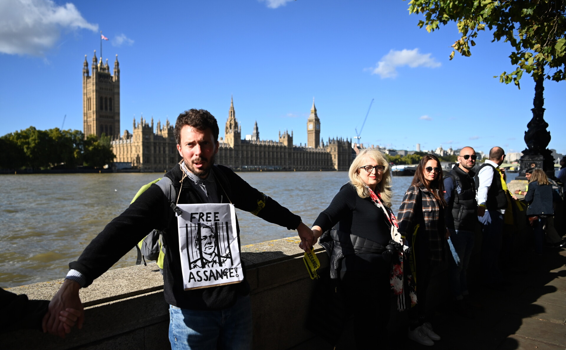 Ανθρώπινη αλυσίδα στο Λονδίνο κατά της έκδοσης του Τζούλιαν Ασάνζ στις ΗΠΑ © EPA/ANDY RAIN