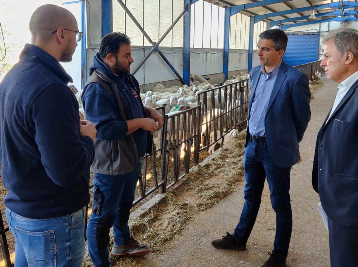 Ο υφυπουργός Ανάπτυξης, Χρίστος Δήμας συνομιλεί με νέους παραγωγούς © ΔΤ