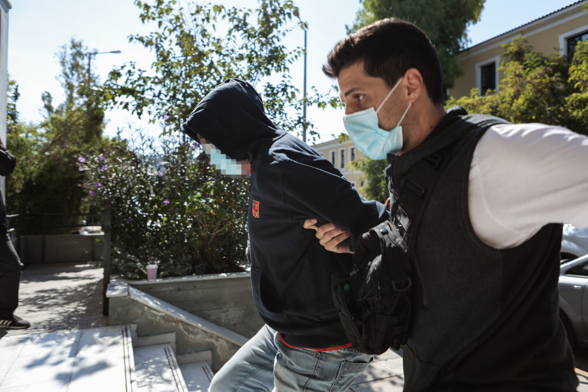 Στον εισαγγελέα Εκτελέσεως Ποινών οδηγήθηκε ο 53χρονος, που φέρεται ότι, βίαζε και εξέδιδε 12χρονη στα Σεπόλια, Δευτέρα 10 Οκτωβρίου 2022. Επίσης, στον εισαγγελέα οδηγήθηκε και ο 42χρονος τον οποίο φέρεται να αναγνώρισε η ανήλικη και έχει συλληφθεί βάση εντάλματος. (ΒΑΣΙΛΗΣ ΡΕΜΠΑΠΗΣ/EUROKINISSI)