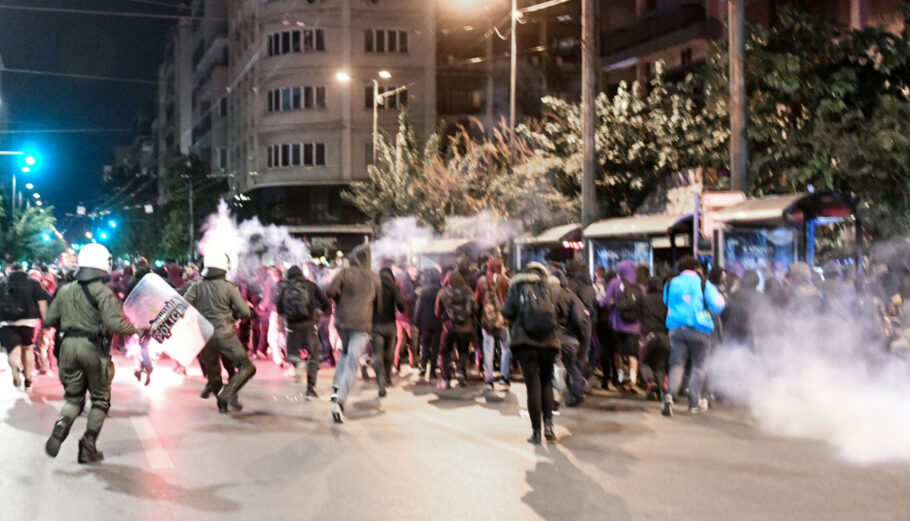 Πορεία διαμαρτυρίας για τον βιασμό 19χρονης στο Αστυνομικό Τμήμα Ομόνοιας © Eurokinissi