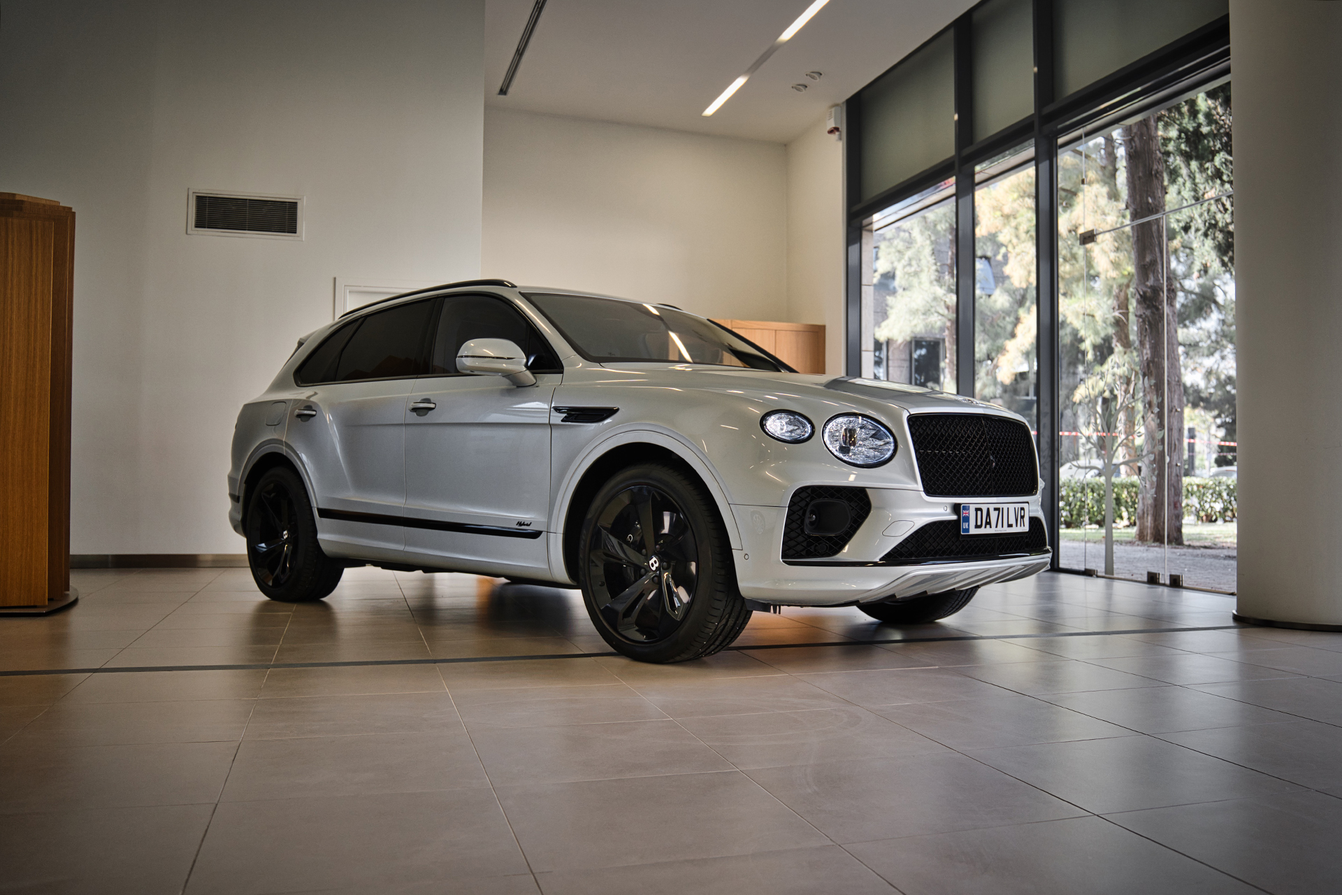 Στην Ελλάδα οι νέες Bentley Bentayga Hybrid και Flying Spur Hybrid (video)