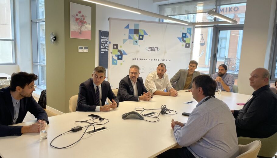 Ο υφυπουργός Ανάπτυξης και Επενδύσεων, Χρίστος Δήμας (δεύτερος από αριστερά) στα γραφεία της Epam Systems © twitter