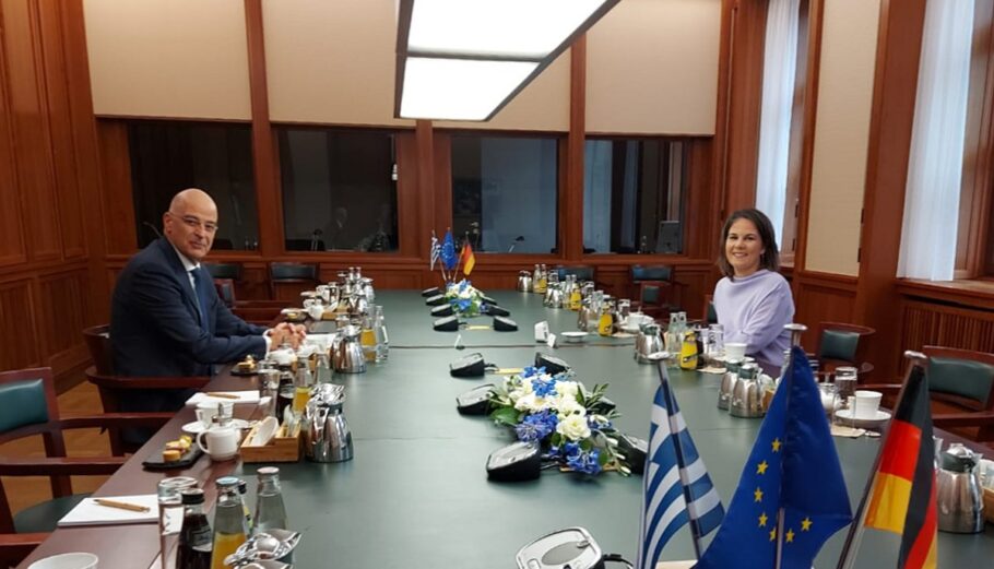 Ο Νίκος Δένδιας με την υπουργό Εξωτερικών της Γερμανίας, Αναλένα Μπέρμποκ © twitter