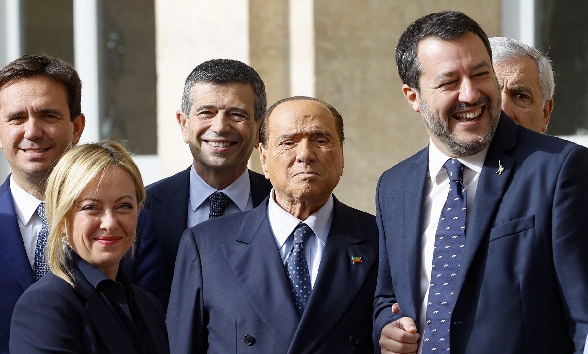 Η Τζόρτζια Μελόνι μαζί με τους Σίλβιο Μπερλουσκόνι και Ματέο Σαλβίνι © EPA/FABIO FRUSTACI