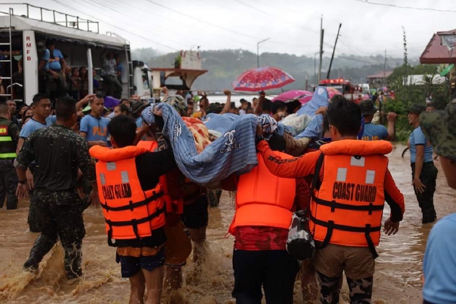 Οι έντονες βροχοπτώσεις που πλήττουν τις Φιλιππίνες © EPA/BAPRO