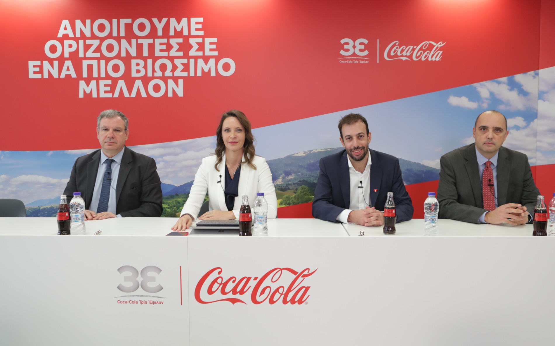 Σταύρος Μουρελάτος, Γενικός Διευθυντής της Coca-Cola Hellas με ευθύνη για Ελλάδα, Κύπρο & Μάλτα & Μαρία Αναργύρου-Νίκολιτς, Γενική Διευθύντρια Coca-Cola Τρία Έψιλον για Ελλάδα & Κύπρο & Νίκος Βέττας, Γενικός Διευθυντής ΙΟΒΕ & Svetoslav Danchev μέλος ομάδας ερευνών ΙΟΒΕ