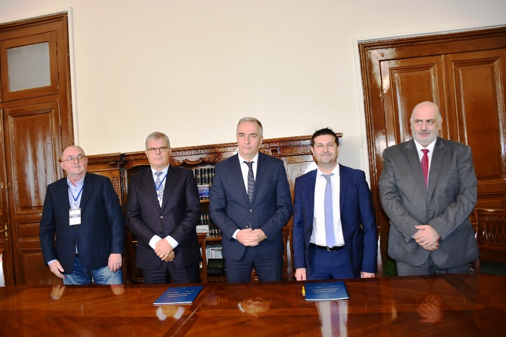 Ο πρόεδρος του Δ.Σ. της ρουμανικής εταιρείας C. Chirila, ο γενικός διευθυντής Au. Presura, ο υφυπουργός Εσωτερικών Σ. Καλαφάτης, ο διευθύνων σύμβουλος της ΕΥΑΘ Άνθιμος Αμανατίδης και ο πρόεδρός της Άγις Παπαδόπουλος@ΔΤ