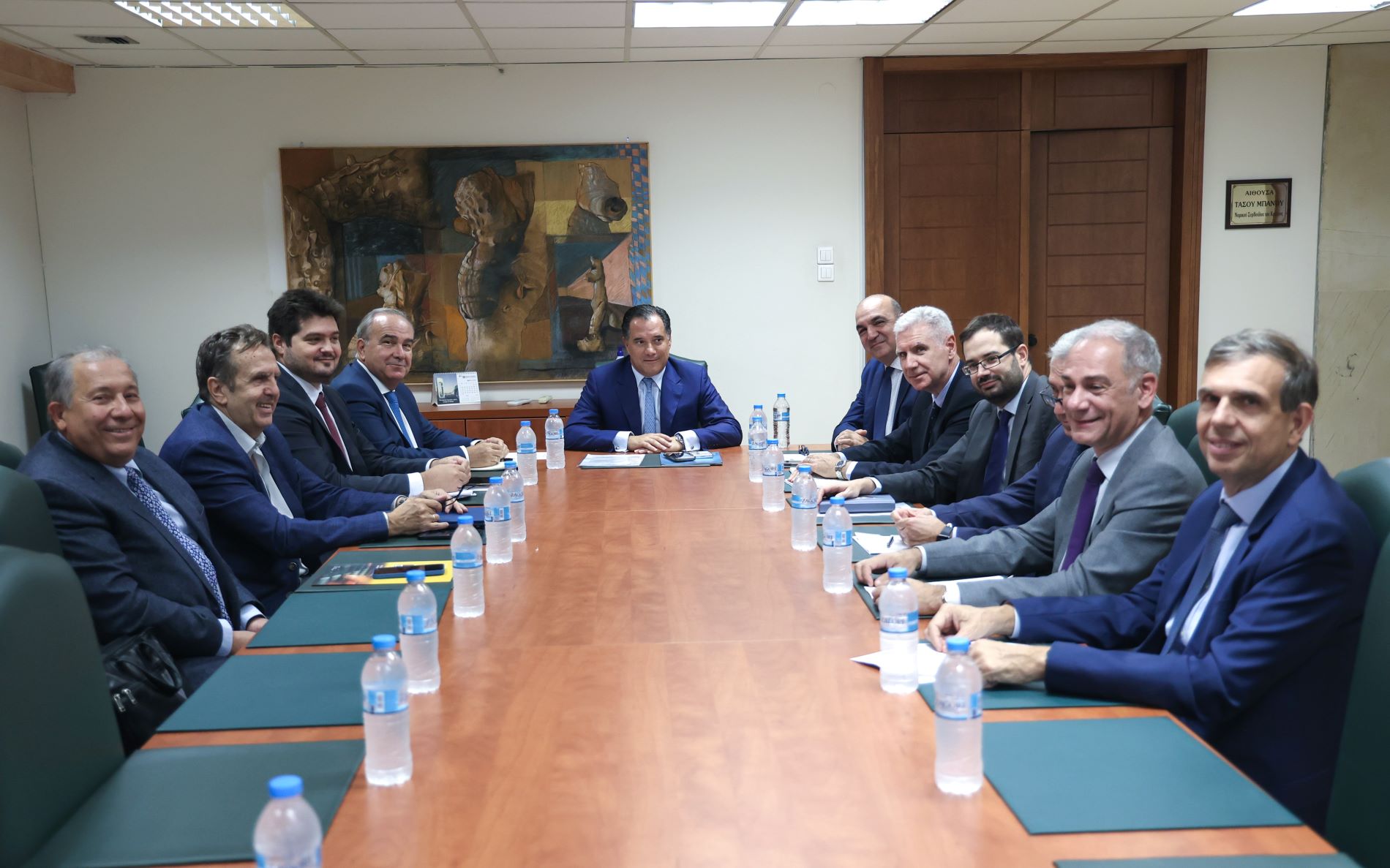Συμφωνία Γεωργιάδη – σούπερ μάρκετ να μην γίνουν ανατιμήσεις σε 50 βασικά αγαθά