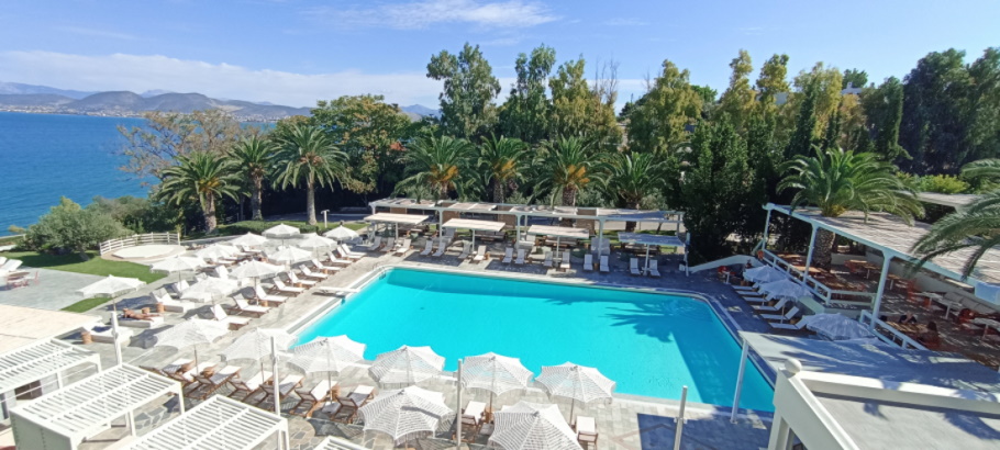 Brown Hotels: Το πρώτο resort που θα ανάψει τζάκι το χειμώνα