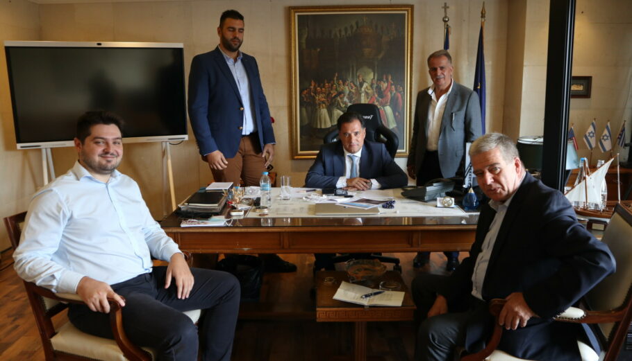 Ο Άδ. Γεωργιάδης με την Ομοσπονδία Βενζινοπωλών Ελλάδας ©Twitter/Άδ. Γεωργιάδης